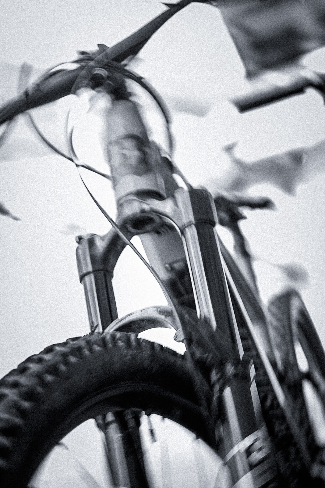 Photographe outdoor Annecy — VTT en contre-plongée noir et blanc