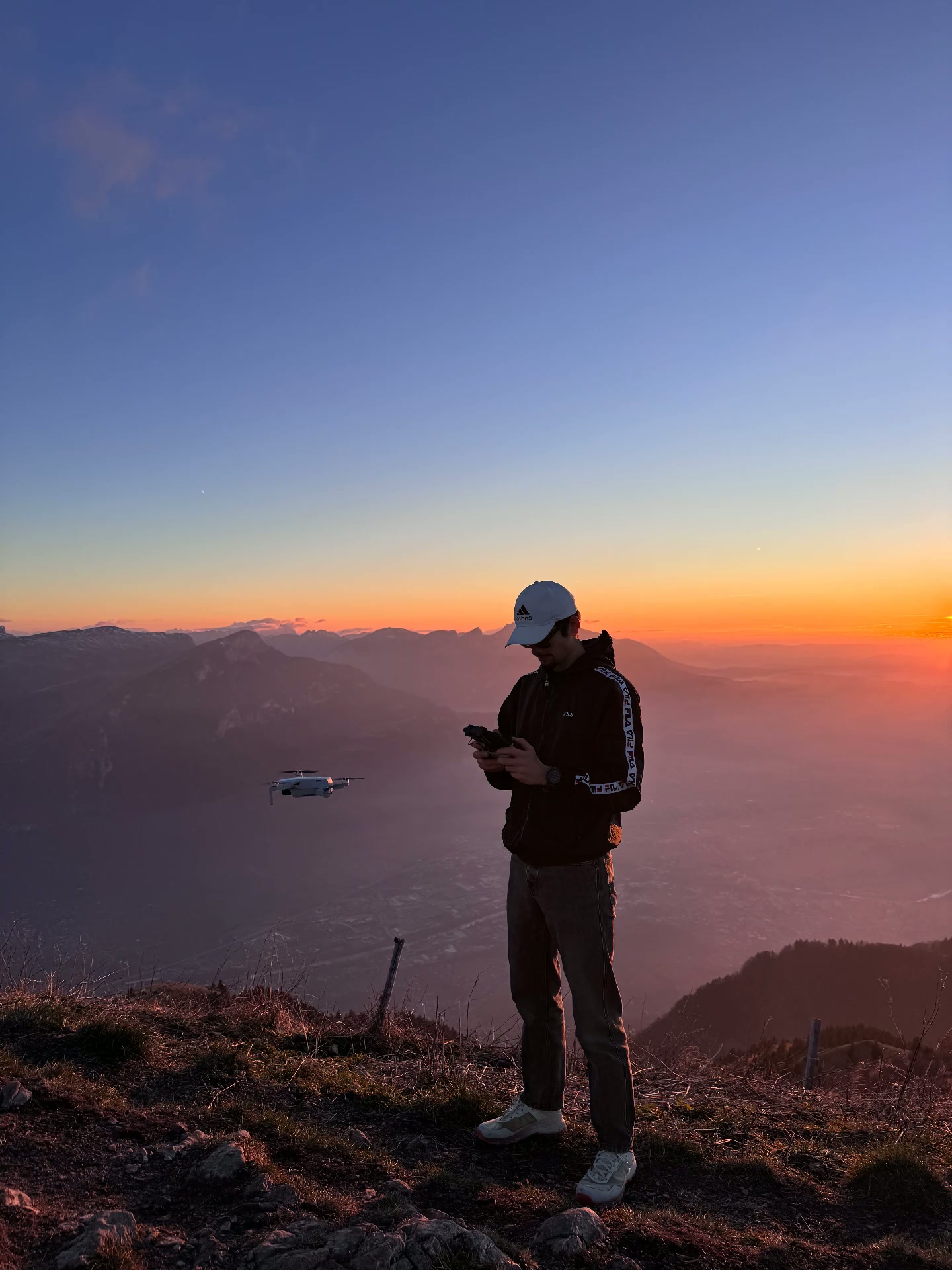 Backstage : Maxime Majournal pilote son drone au sommet d'une montagne au coucher du soleil