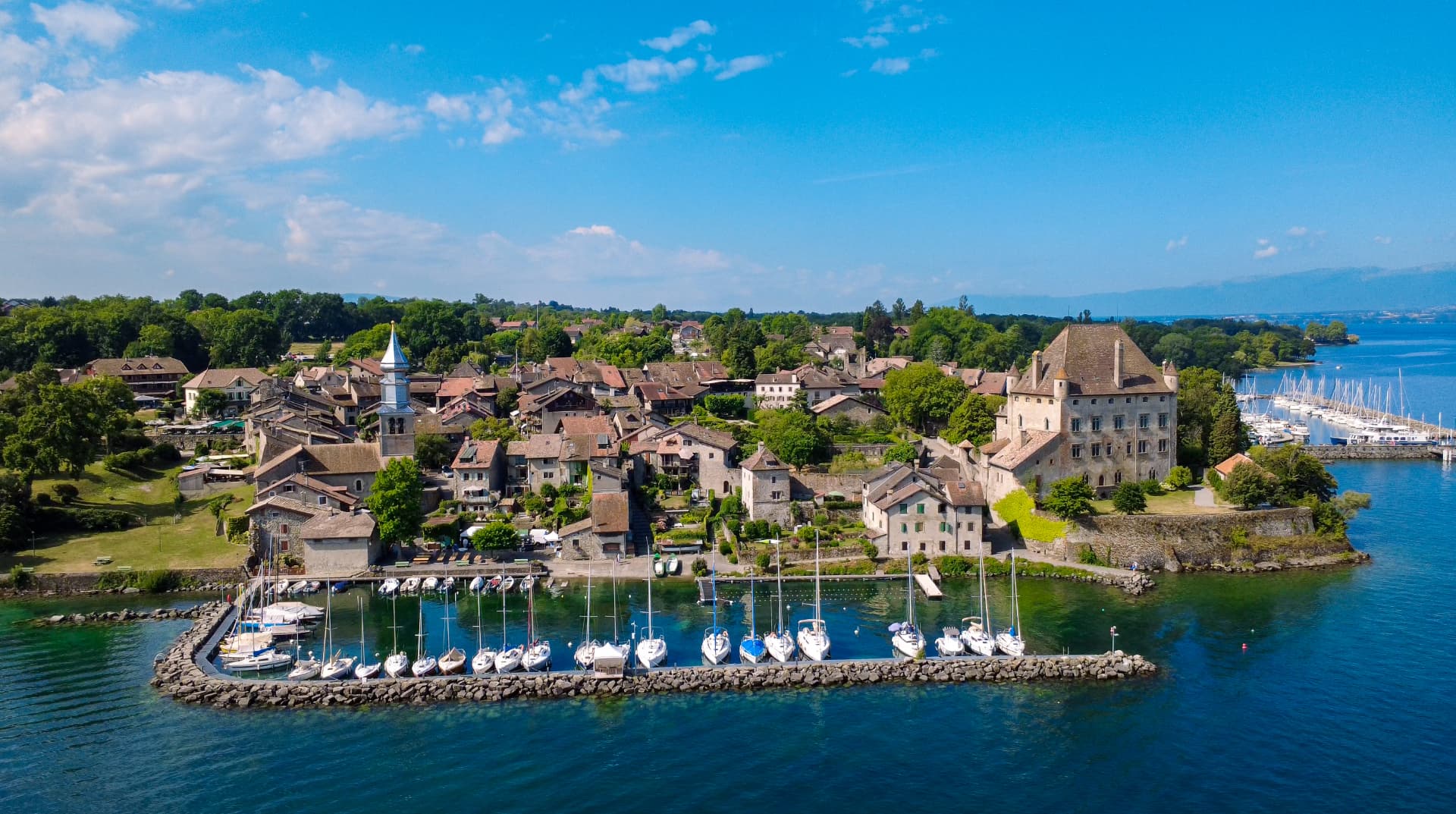 Photographe Annecy — vue drone sur le lac et Yvoire