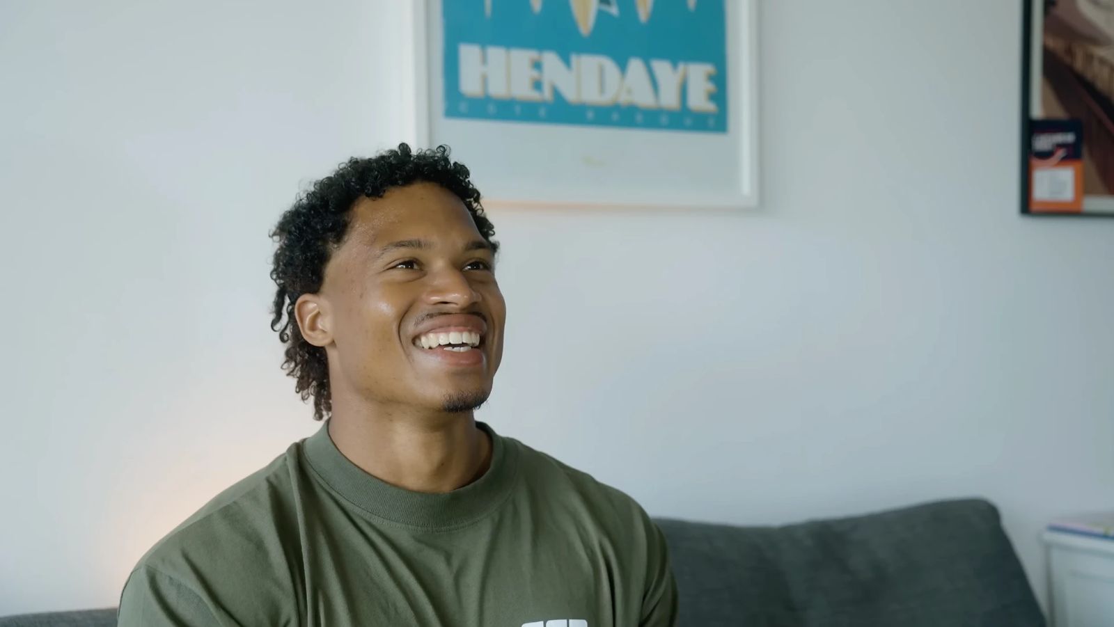 Joey Blanc en interview, souriant, pendant le tournage du documentaire