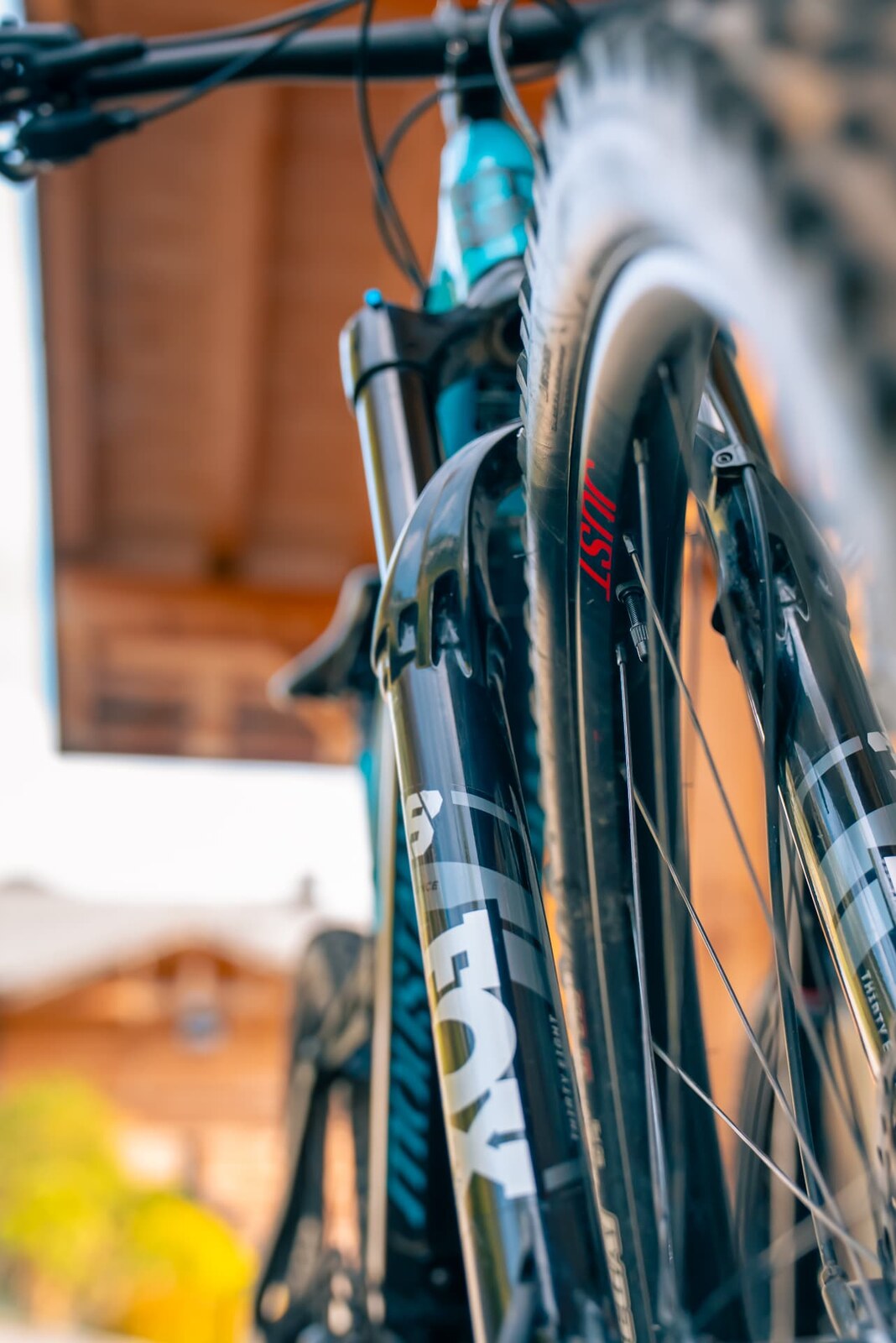 Photographe VTT Annecy — détail de fourche et roue avant
