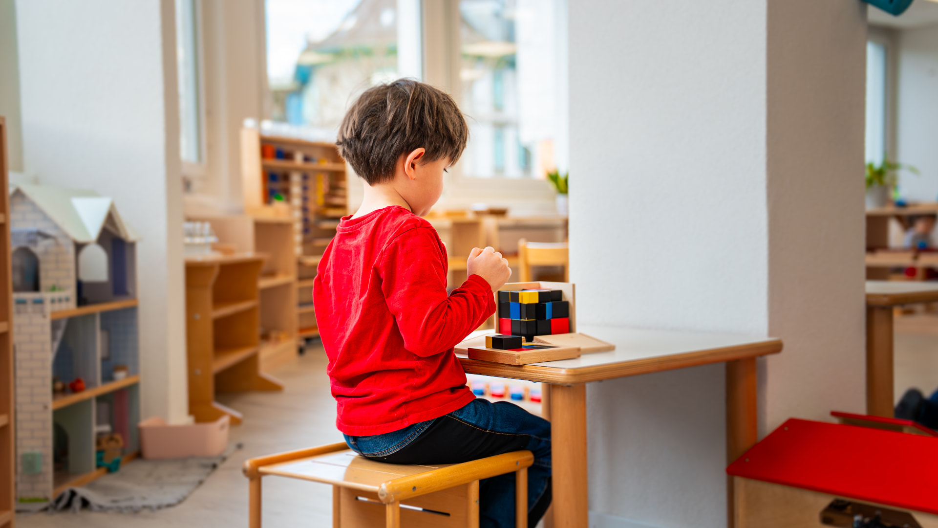 Photographe entreprise Annecy — enfant en activité dans une école