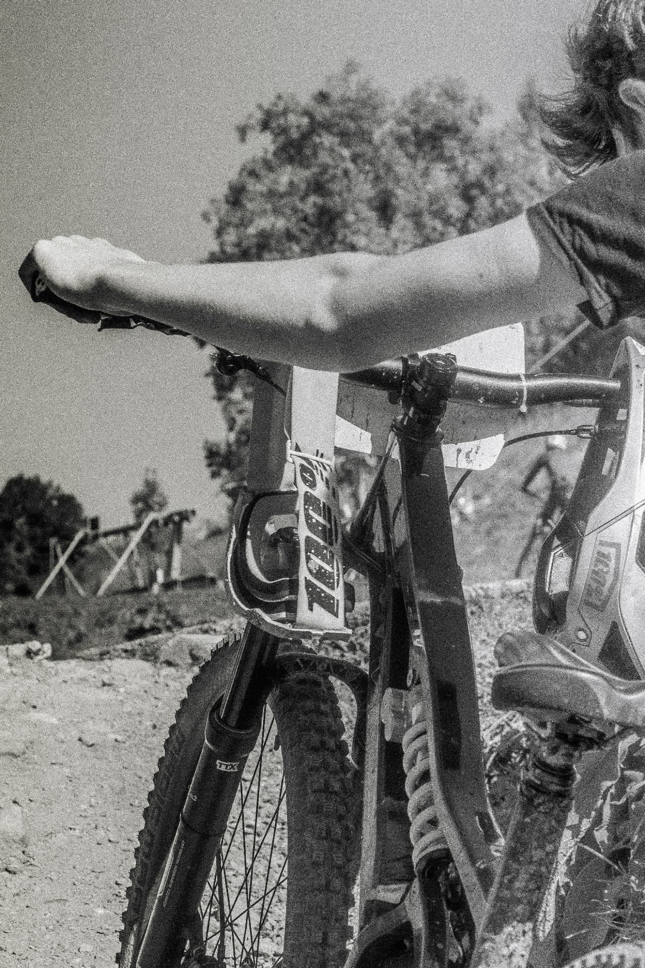Photographe VTT Annecy — vélo de descente en noir et blanc