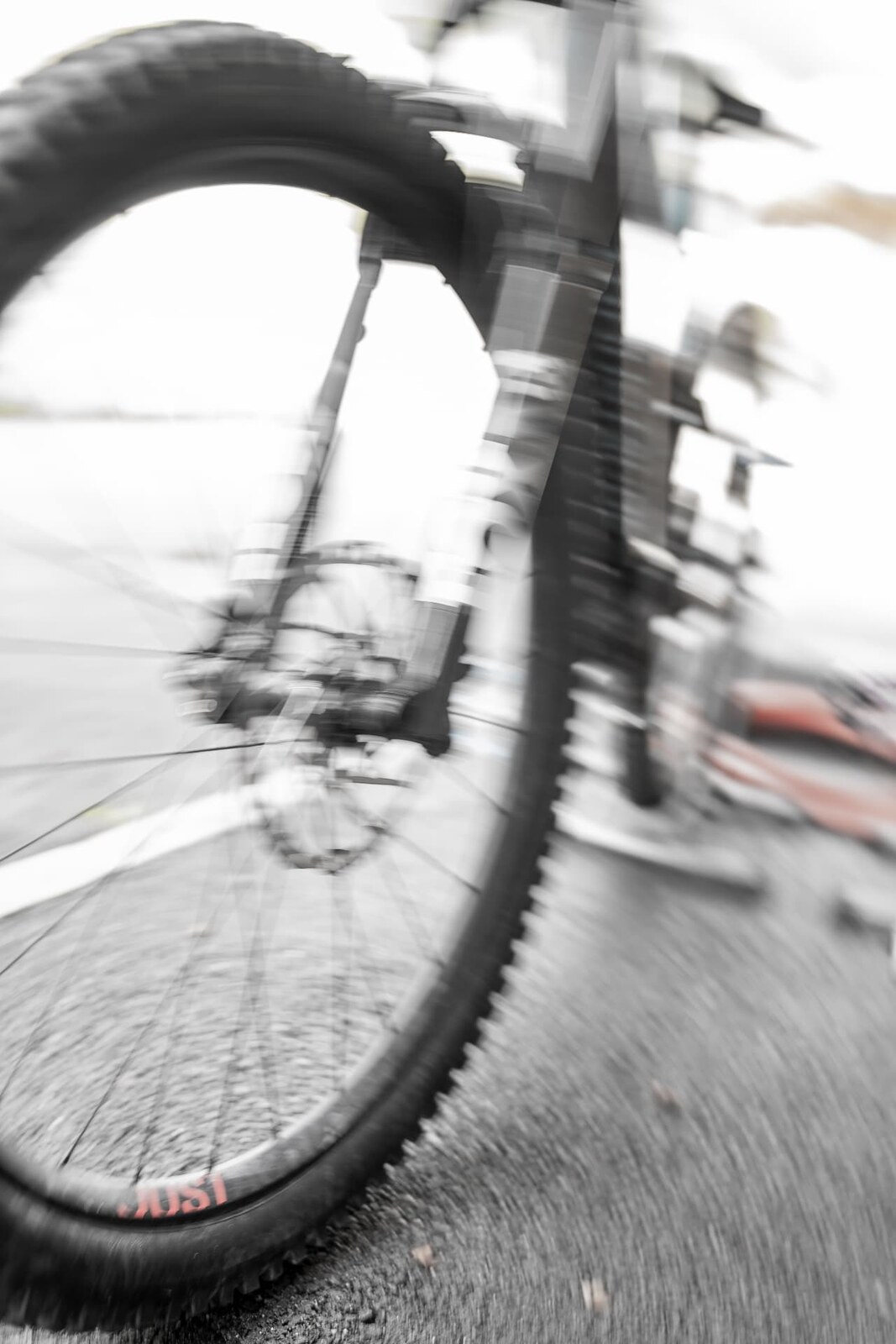 Photographe cyclisme Annecy — roue de VTT en mouvement, filé noir et blanc