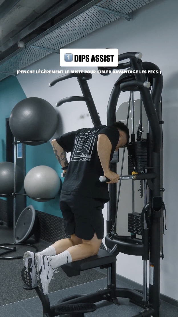 B-roll fitness d'un exercice de dips assistés en salle