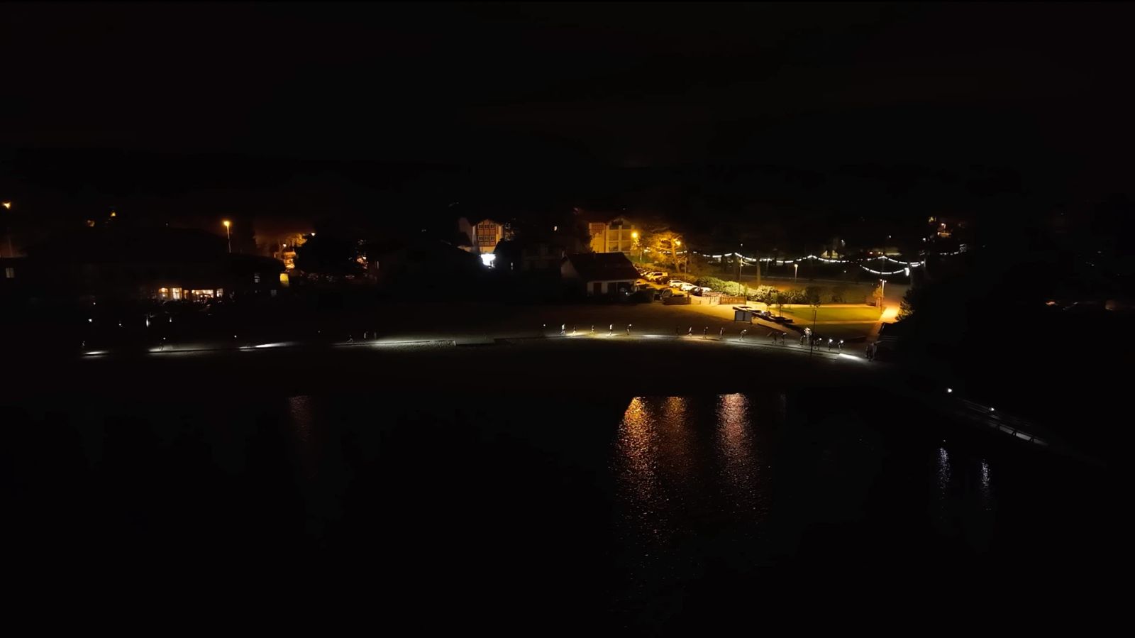 Plan drone de nuit des coureurs sur la plage d'Hossegor