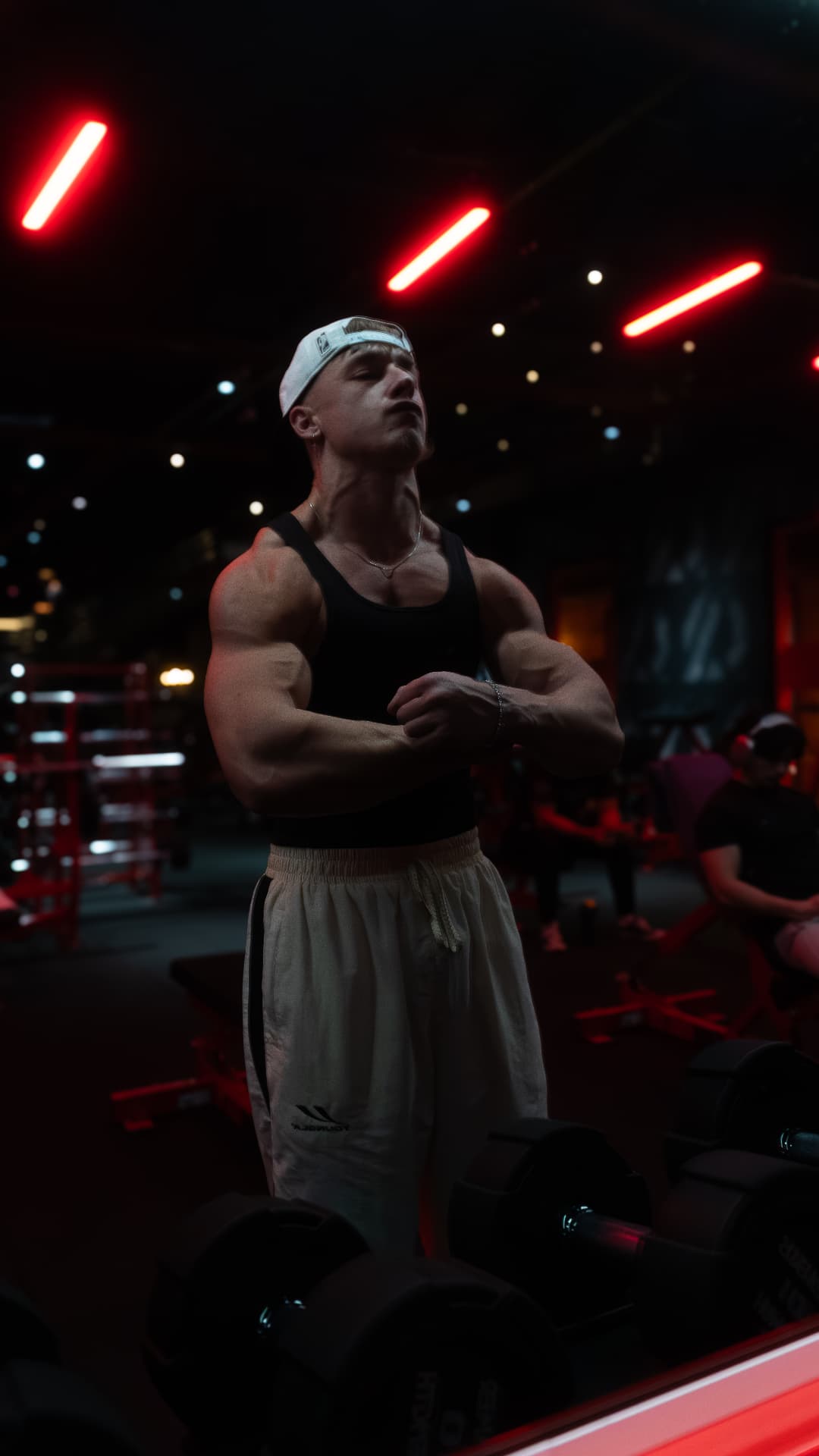 William, créateur fitness, portrait en salle de sport aux lumières rouges