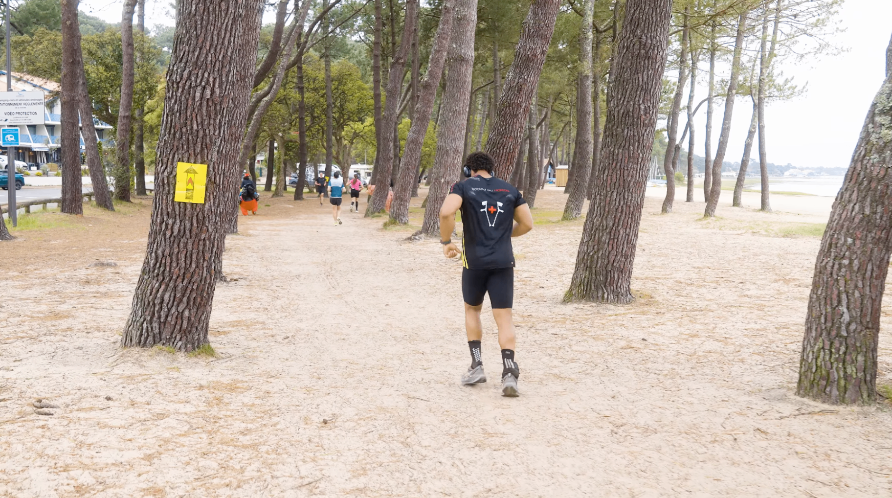 Coureur en pleine effort sur une route de montagne