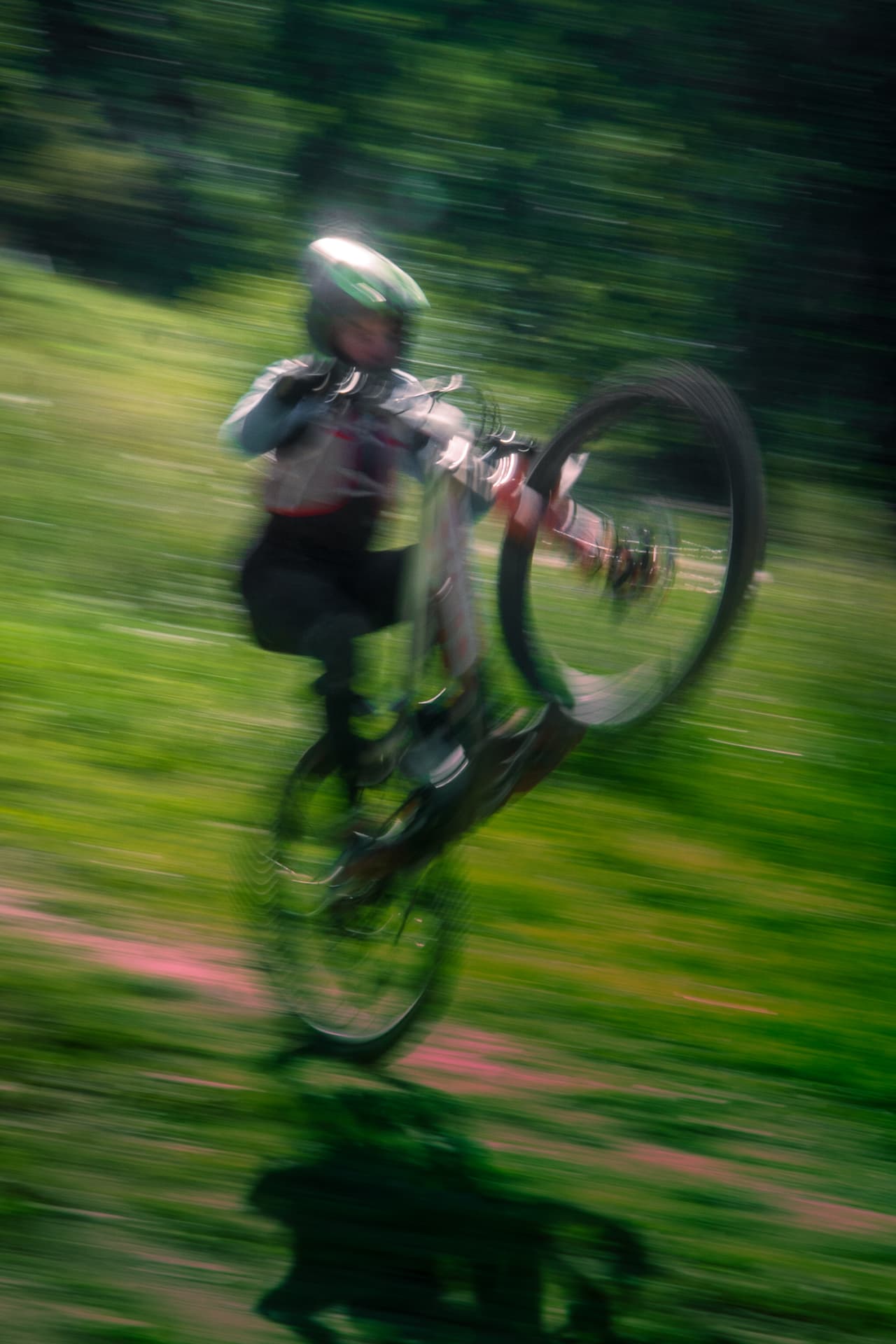 Photographe VTT Annecy — wheeling en pleine descente, filé