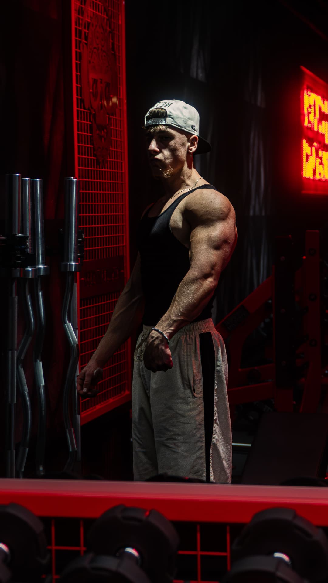 William, créateur fitness, de profil à la salle de musculation