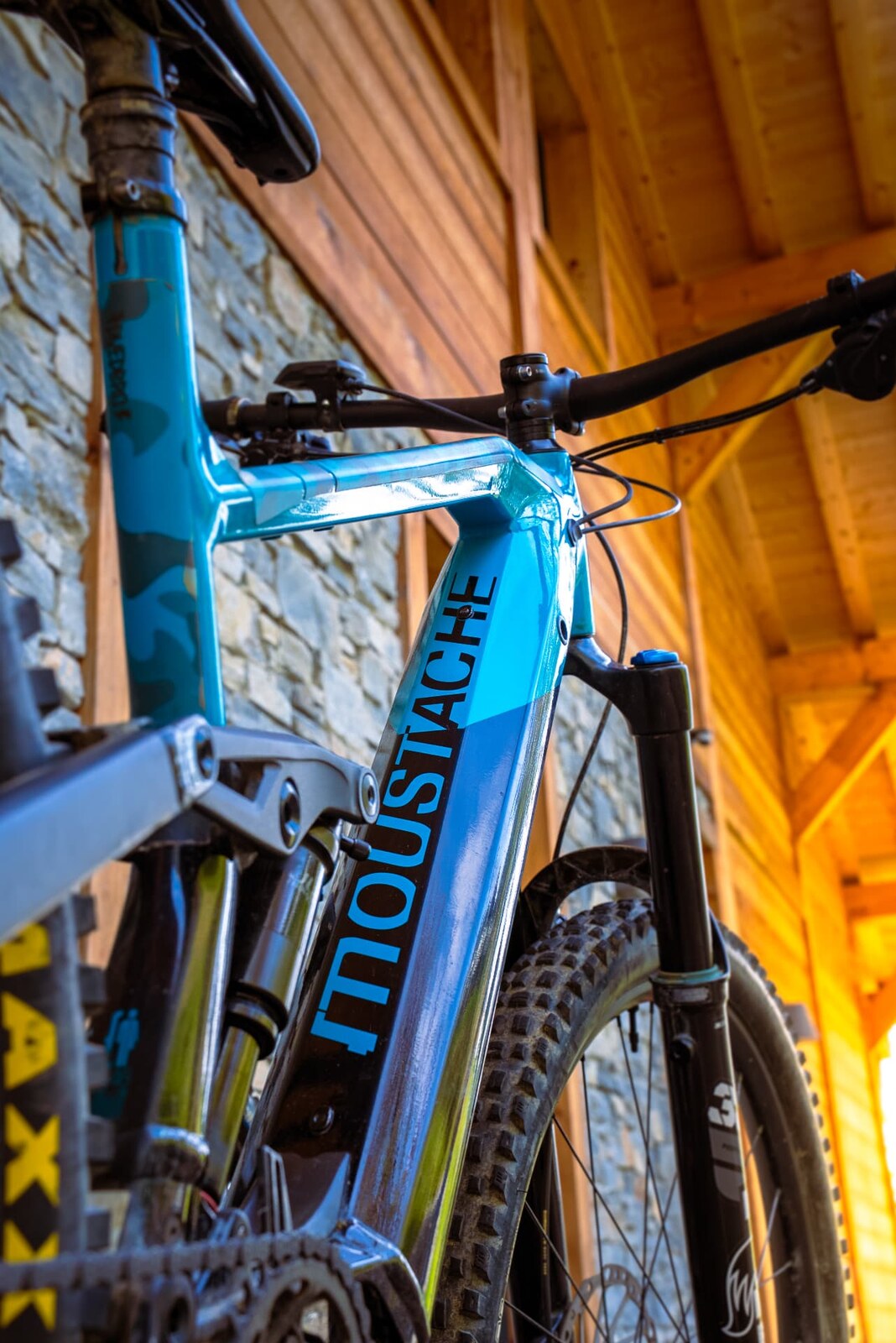 Photographe produit Annecy — VTT électrique Moustache sous un chalet