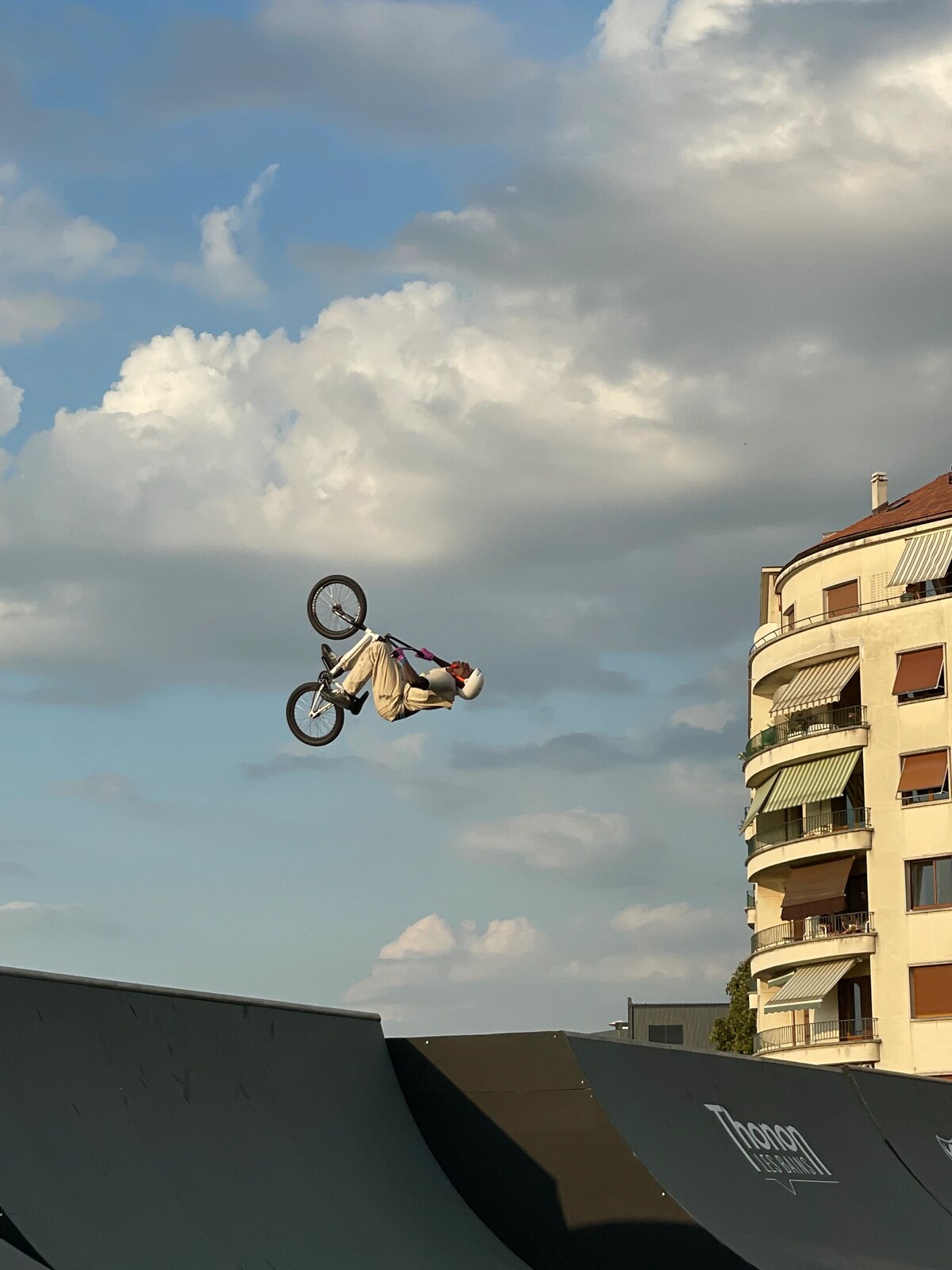 Photographe sport Annecy — rider BMX en backflip sur le skatepark de Thonon