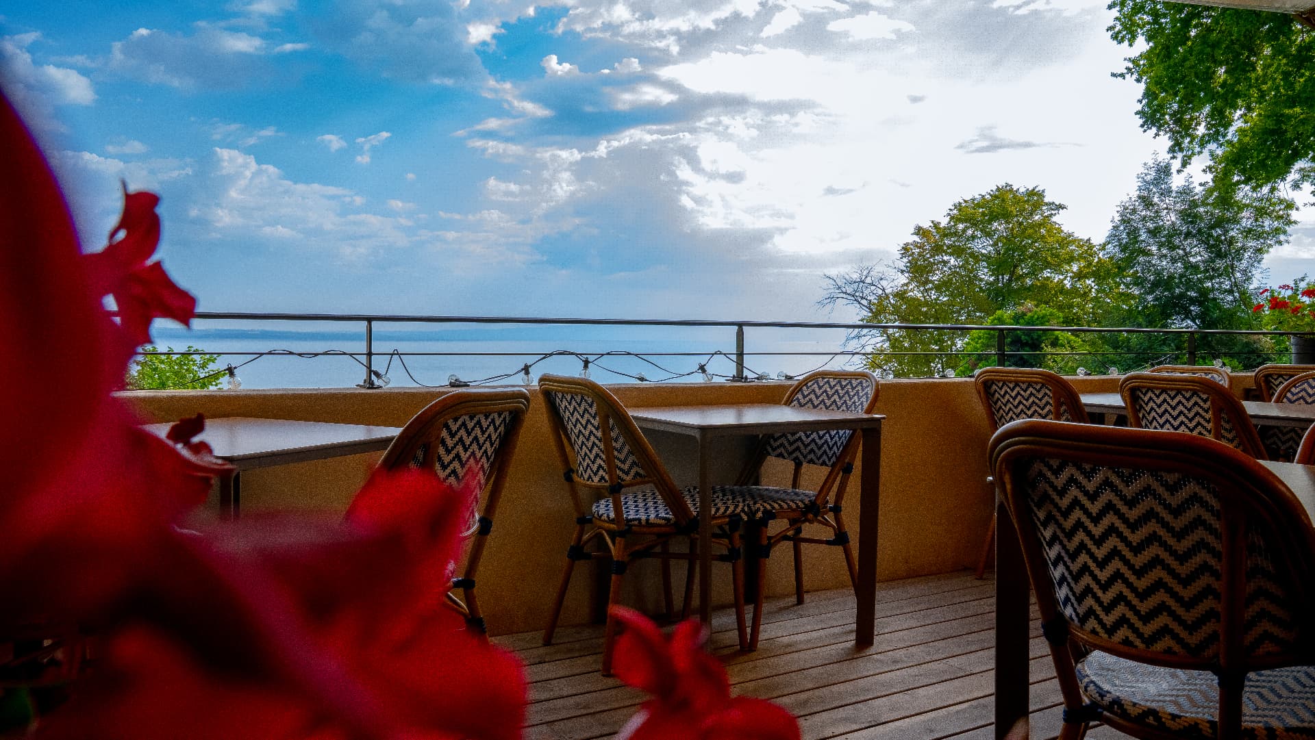 Photographe restaurant Annecy — ambiance terrasse
