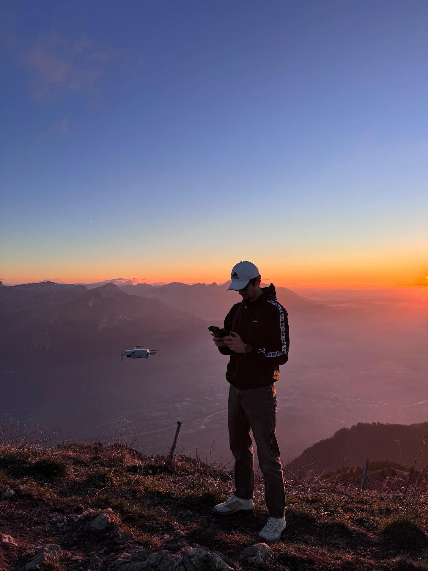 Vidéaste sport à Annecy en tournage drone au coucher du soleil dans les Alpes