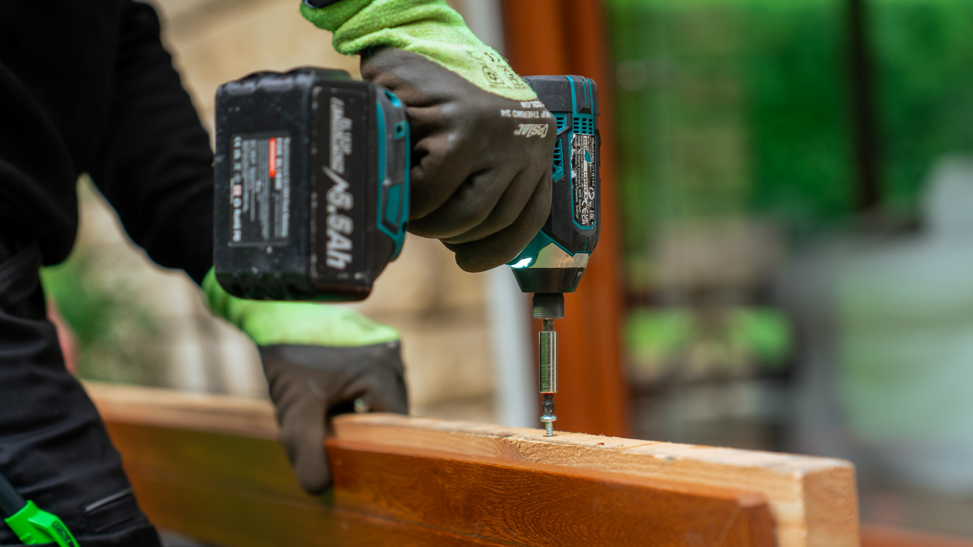 Photographe artisan Annecy — travail de menuiserie sur chantier